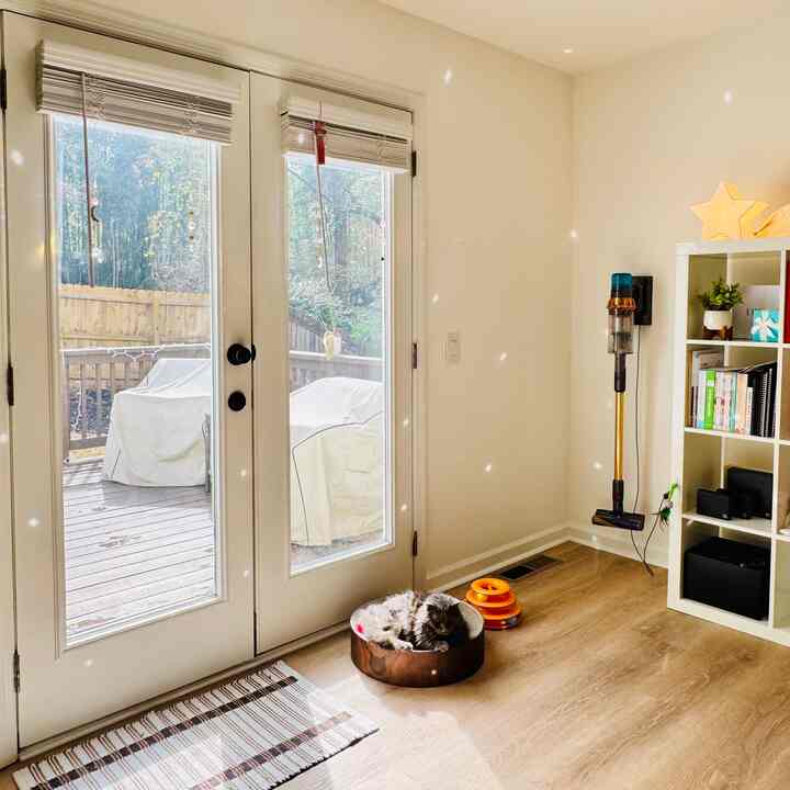 Room with a view… 🌳🌳🌳 and a very relaxed furry friend 🫶🫶

#livingroominterior #livingroom #livingroomdecoration #light #lamp #Dyson #cat #patio #deck #nature #cozy #CozyInterior 