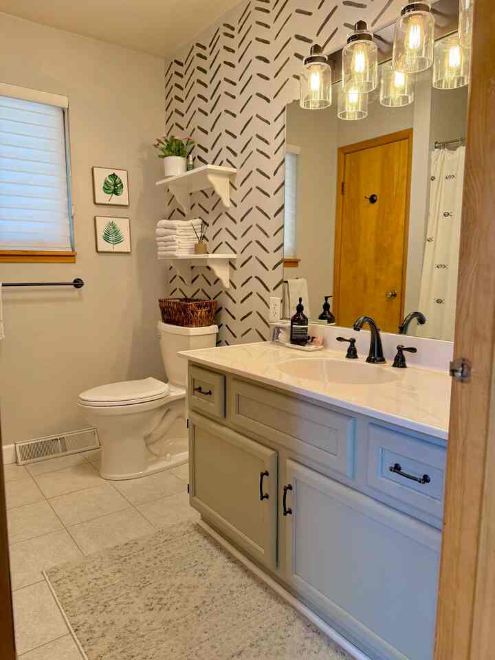 Palet warna kamar mandi tamu diredam dan memancarkan suasana yang menenangkan.
#kamarmandi #guestbath #modern #warm #cozy #ambiance #calming