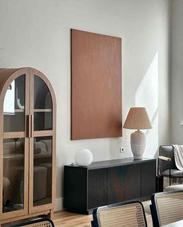 Love how the light hits this space and all the texture, wooden tones, and neutral colors! #oak #wood #fluted #japandi #organicmodern #minimal 