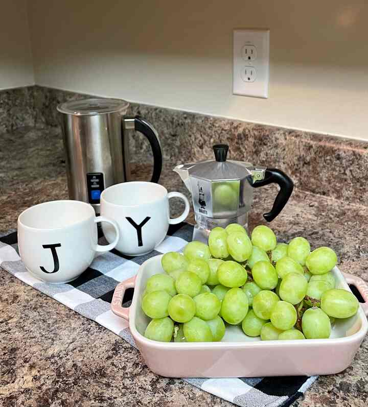 My husband and my late-night snack 💚 

#minimalism #minimalistkitchen #kitchenitems 