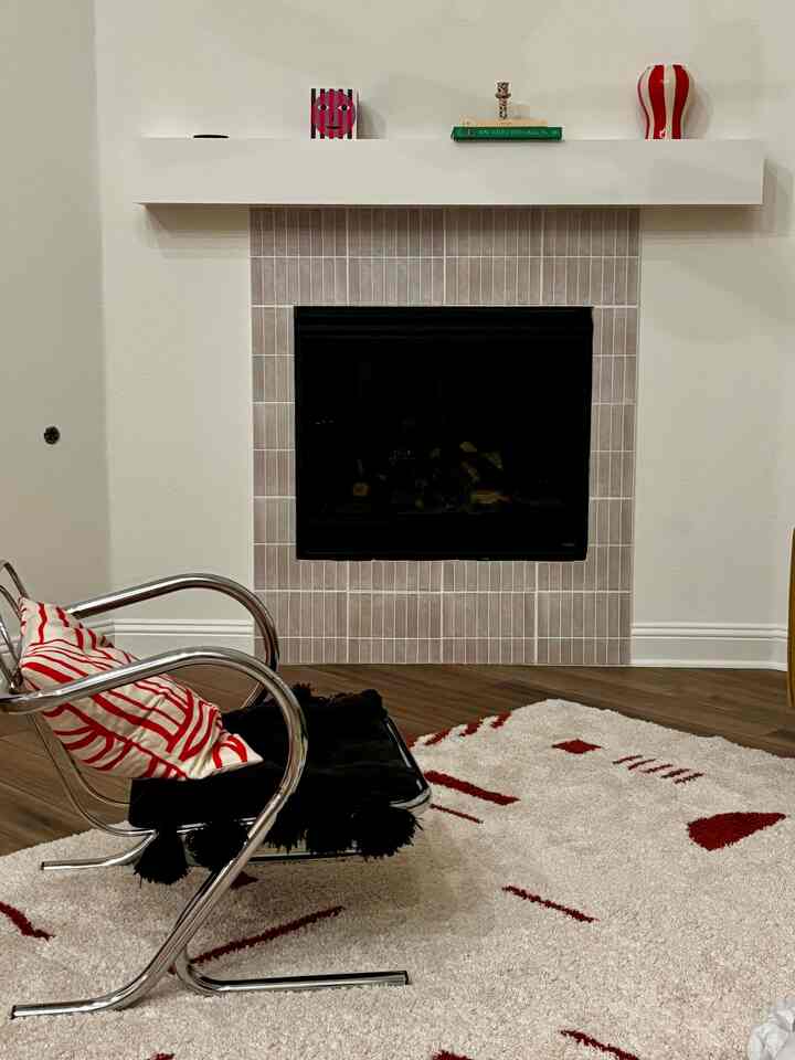 A touch of red here and there #vintagechromechair
#hay
#dusendusen