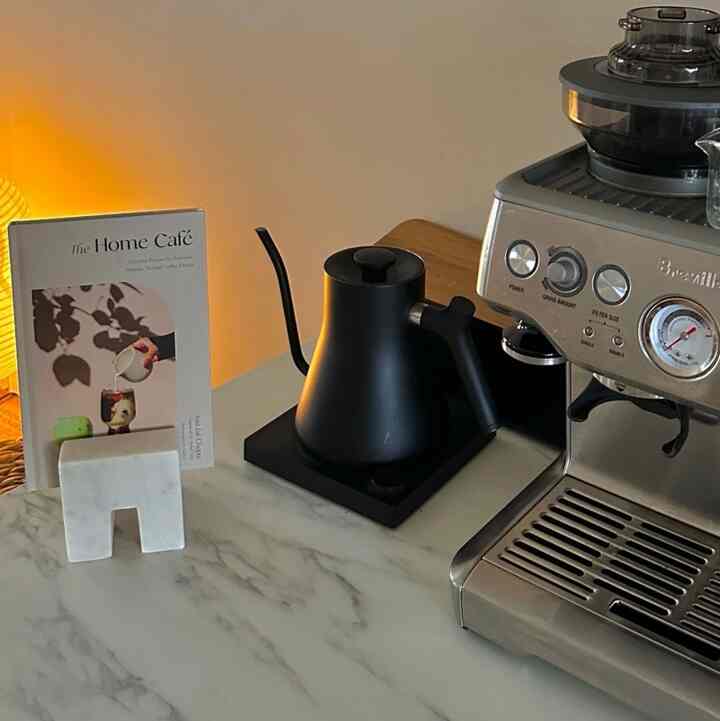 memulai hari dengan benar di kafe rumahan di kedai kopi kecil favorit saya! favorit saya adalah tempat resep dari marmer! Tempat ini menambahkan sentuhan organik! ☕️ #cozy #ambiance #coffeemachine #wood #marble #coffeetime #organicmodern