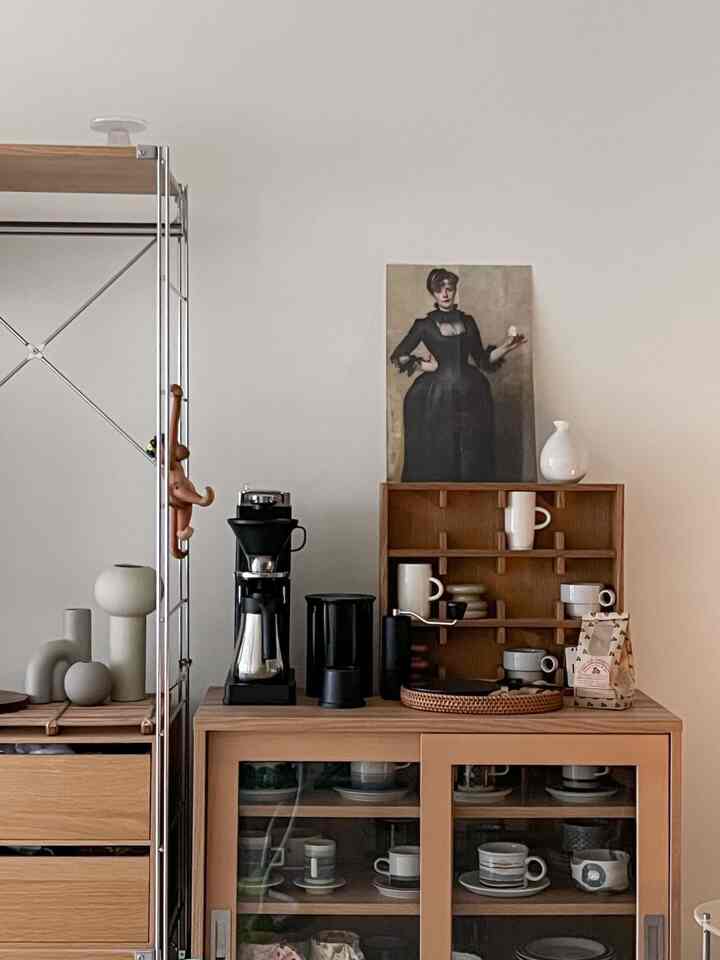 My essential coffee spot while working!

#WoodInterior #woodenfurniture #wood #workfromhome #coffeespot #coffeemachine #coffeetime 