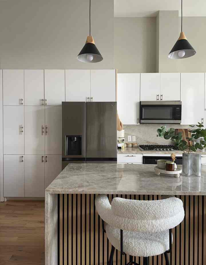 where i chef it up in the kitchen with calm neutral hues👩‍🍳 i also can’t get over my taj mahal countertops still! the wood and stone together is the perfect blend! #japandi #nordic #kitcheninterior #kitchen #minimal #organic #organicmodern #modern 