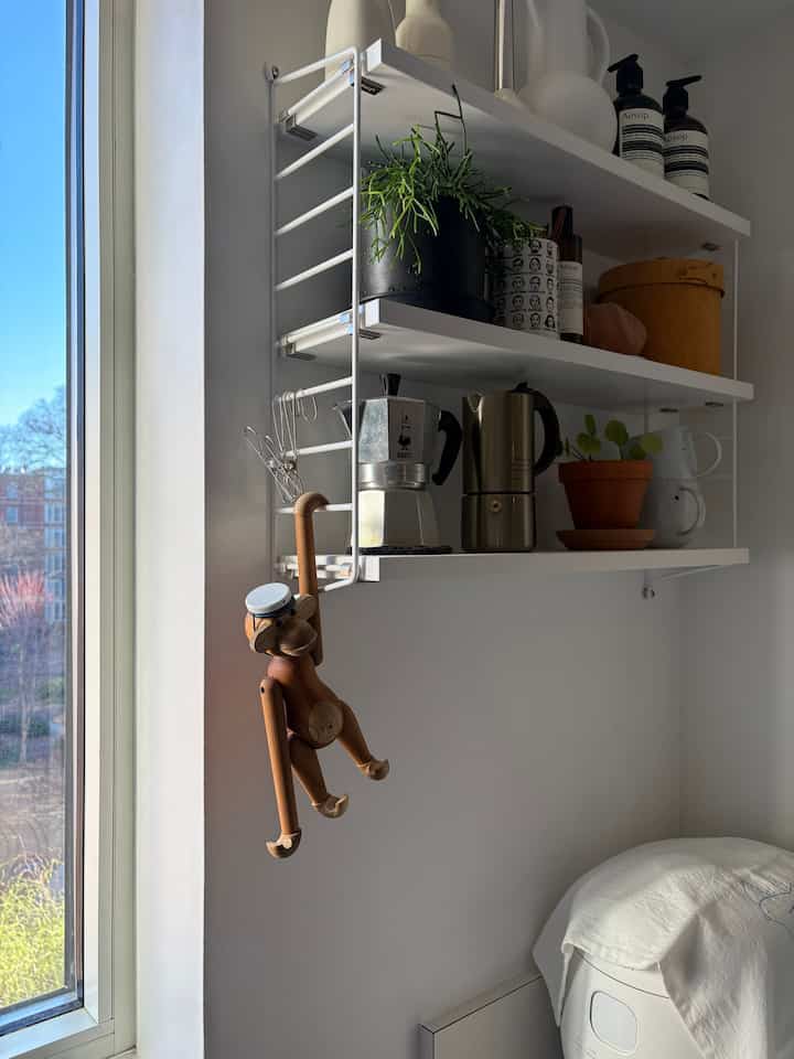 Sun’s out🌞
#midcenturymodern #stringpocket #stringsystem #shelves #shelfinterior #kitchenstyling 