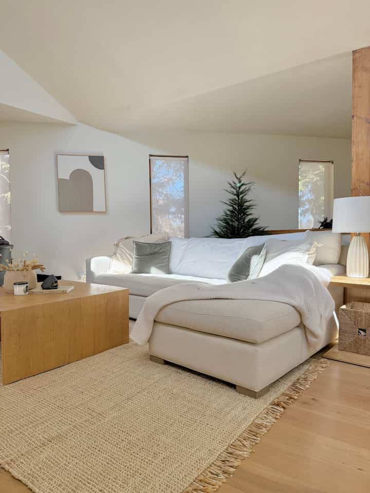 My living room exudes a warm, cozy, and natural ambiance thanks to a white sectional sofa, a jute rug, and a natural wooden coffee table.
#livingroom #cozy #modern #natural #warm #white #sofa #jute #rug #wood 