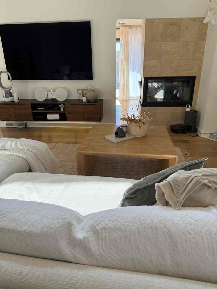 From the sofa, I have a great view. We have a double-sided fireplace and a small, open wall that creates a sense of openness, making the space feel less confined or small.
#livingroom #sofa #fireplace #openconcept #openspace #warm #cozy #natural #euro 