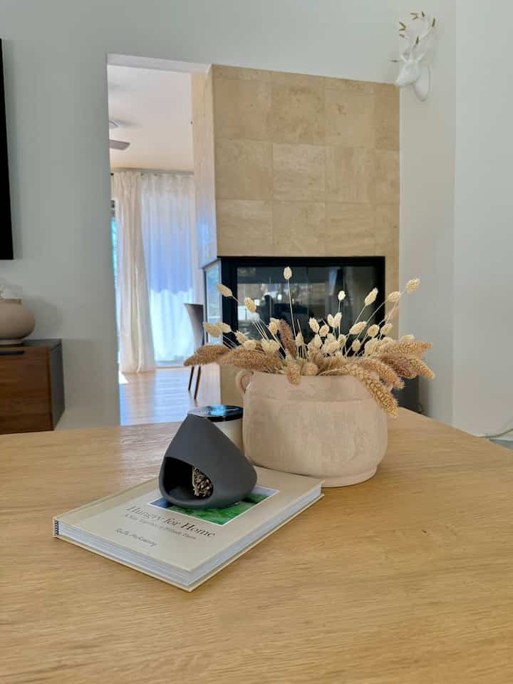 How do you style your coffee table? I love adding a beautiful interior book, a terracotta planter, and a scented candle or incense holder to it.
#livingroom #coffeetable #warm #oak #cozy #natural #wood #terracotta #planter #Incense #book