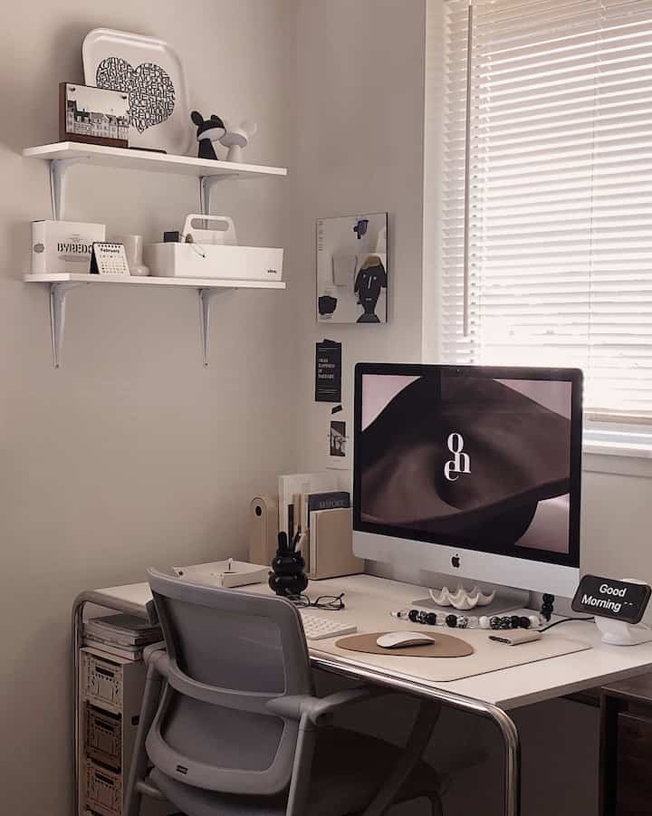 Desk set up.

Time is passing too fast. My calendar is still stuck in February. 😂😂

#desk #deskterrier #desksetup #deskinterior #deskdecoration #workspace #homeoffice #deskorganization #imac #calendar #deskmat #mousepad #toolbox #mirror 