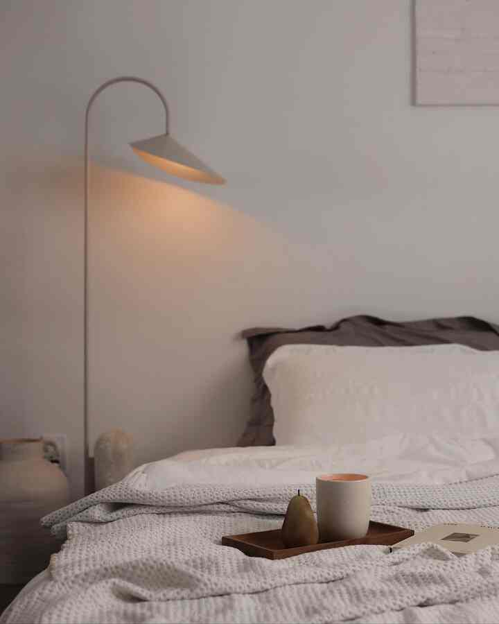 Clean & cozy bedroom🤎


#bedroom #bedroominterior #bedding #bedroomdecor #lightinginterior #lighting #lamp #fermliving #tary #blacket #candle #vase #japandi #neutral #cleaning #cleaningday 
