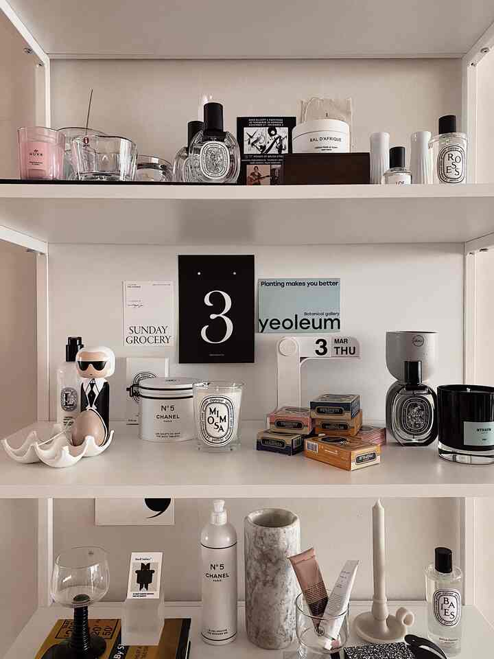 Shelfie 🖤

#shelf #shelfinterior #shelfdecoration #shelfie #fragrance #perfume #candle #interiorprops #vase #calender #postcard