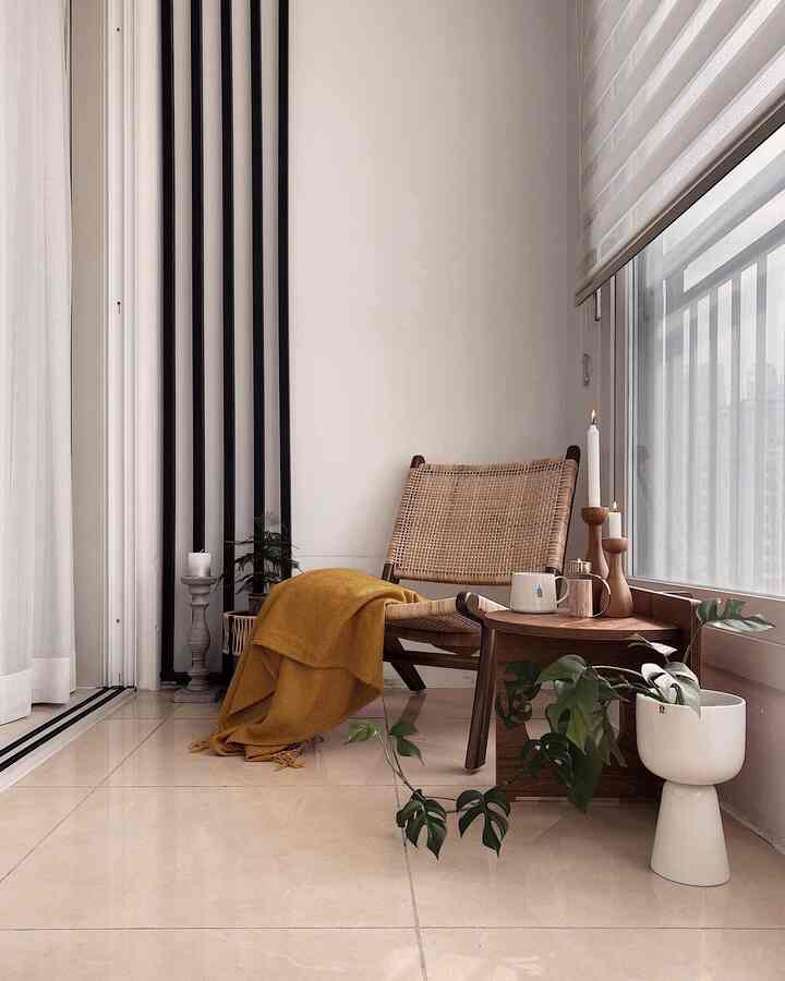 Cozy balcony interior.

#balcony #loungechair #sidetable #candle #plant #Planterrier #coffee #mug #candleholder #blanket #cozy #plantinterior #PlantDeco 
 