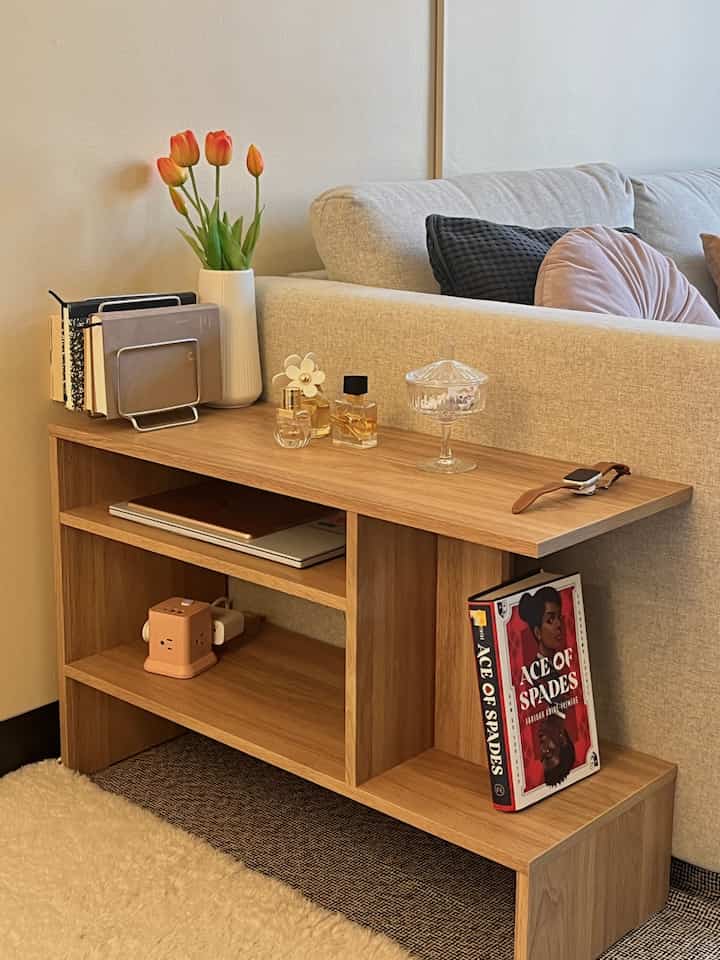 My living room feels even warmer and cozier thanks to the wooden side table next to the sofa✨
👉🏻Side table : connects the sofa and the space next to it perfectly with its warm tones ☕️
👉🏻Power strip💥 : OMG.. pink? too adorable..💝
👉🏻Glass gowl : I use this as a storage for my glasses cleaner! 😎
#cozy #budgetfriendly #oldhouse