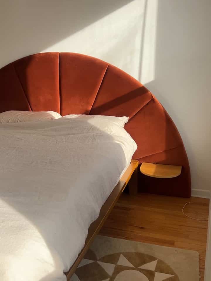 Saya memutuskan untuk tetap menata tempat tidur saya dari apartemen terakhir saya #headboard #bedroominspo #apartmentinterior