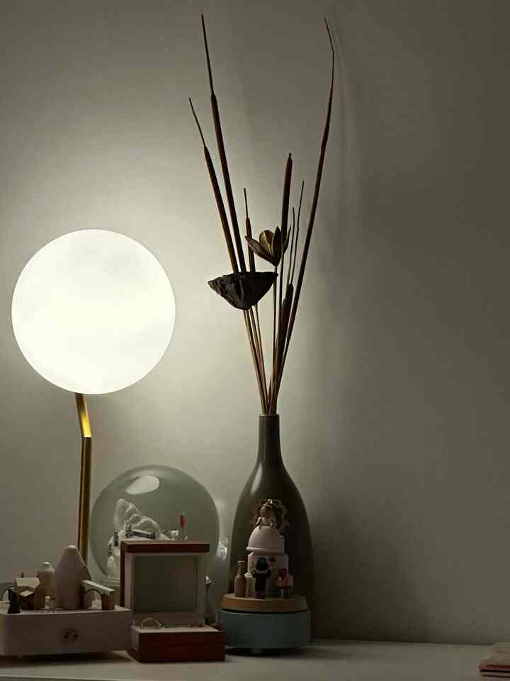 Soft light, small treasures, and a peaceful good night #LafayetteNY #bedroomdeco #bedroomlight #floslamp #flos #dryflower