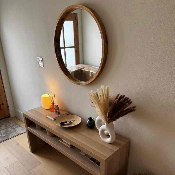 A warm toned wood table makes the entryway cozy and inviting.
#cozy #entry