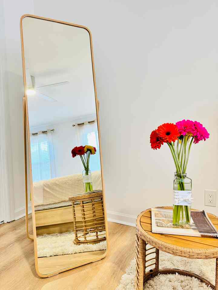 This guest room is officially spring-ready! 🌸 Fresh flowers, warm textures, and soft natural light make it the perfect retreat for a cozy and refreshing stay. 

#guestroom #bedroom #bedroominterior #cozy #cozybedroom #cozyroom #warm #warmhouse #warmfeeling #warmtoneinterior #springinterior #spring #flower #flowerinterior #ikea #ikeamirror 