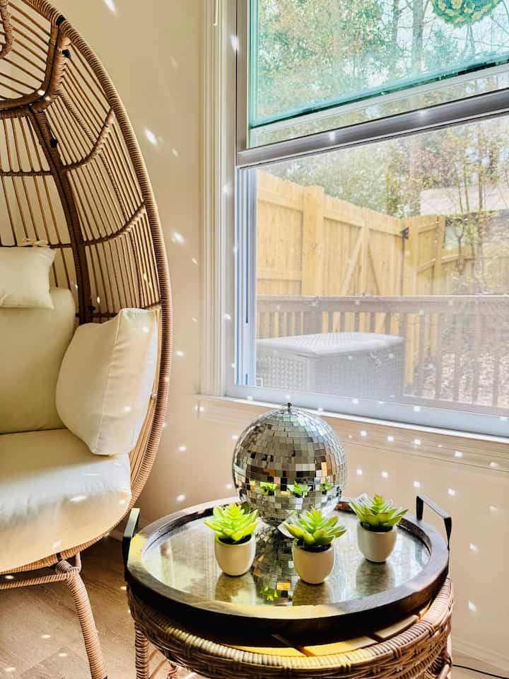 Bola disko adalah trik dekorasi terbaik—cukup tambahkan sinar matahari, dan rumah Anda akan langsung berkilau! ✨

#discoball #cozy #cozyroom #cozylivingroom #cozyhome #light #lightinginterior #warm #warmhouse #warmfeeling #livingroominterior #livingroom #livingroomdecoration