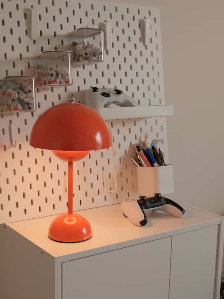 Can’t get enough of this pegboard and its functionality :)

Personally, I keep my mechanical keyboard switches in these clear plastic attachments and they are great for sorting switch types!

This pegboard is great for organizing and keeping your room neat, tidy, and aesthetic 🤗

#ikea #ikeapegboard #Organized #storage