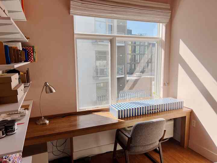 Sunny desk in the bedroom

#productivity #desk #bedroom #postmodern #apartment #city