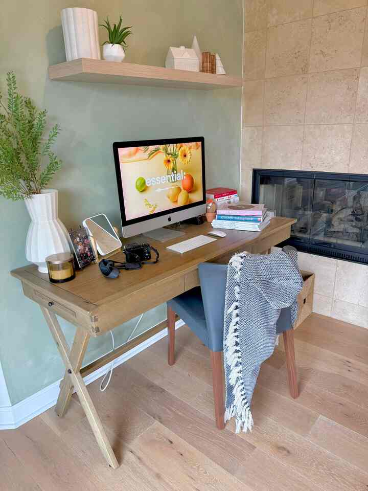 Food photographers’ workstations are always filled with an impressive stack of food magazines, books, and recipes! 
#hoomoffice #book #photographer #food #desk #workspace #modern #warm #cozy #natural #wood #wooddesk