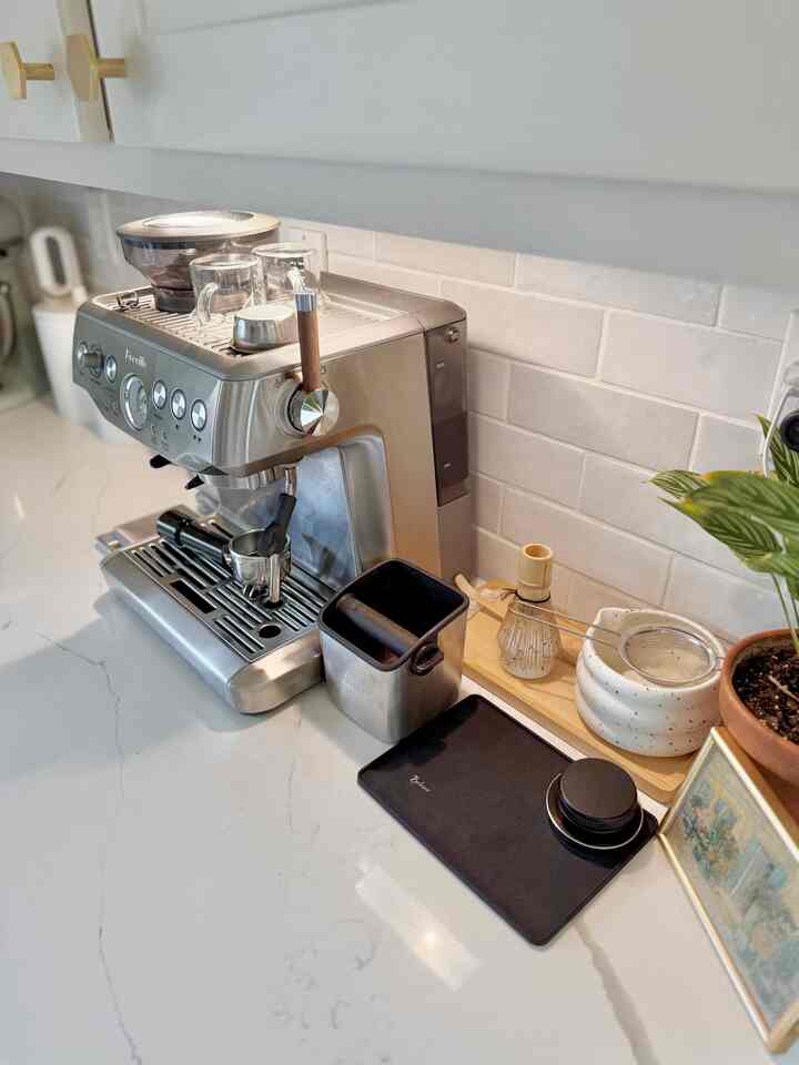 What changes did I make to create a productive coffee station? I replaced the dial with a steam lever, added a mini nut box, included my matcha set for those who don’t drink coffee, and a countertop mini vacuum cleaner for coffee grounds.
#Breville #Breville870 #kitchen #coffee #coffeemachine #productive #homecafe #modern #natural
