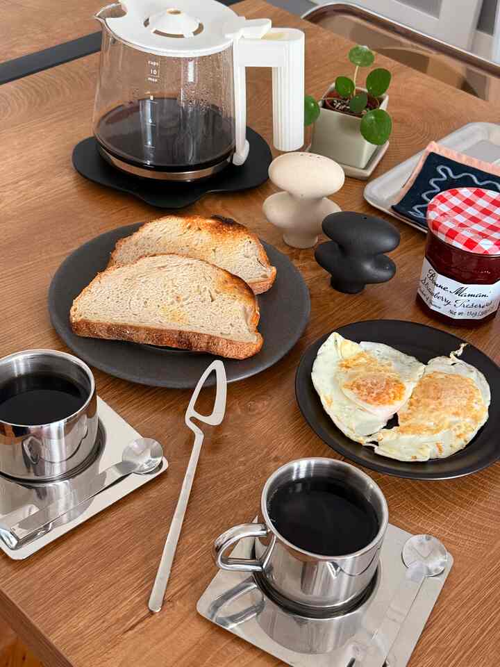 Simple Brunch ☕️ #brunch #coffee #chrome #mugs #dinnerware #plates #zarahome #alessi #plant 