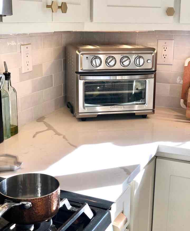 この愛らしいステンレス製エアフライヤーは、毎日のキッチンのあらゆる作業を楽々とこなします。コンパクトなサイズでかなりのスペースを節約でき、十分な容量があるので、丸鶏やピザ 2 枚をローストすることもできます。
#キッチン #productive #airfryer #cuisinart #modern #clean #organized