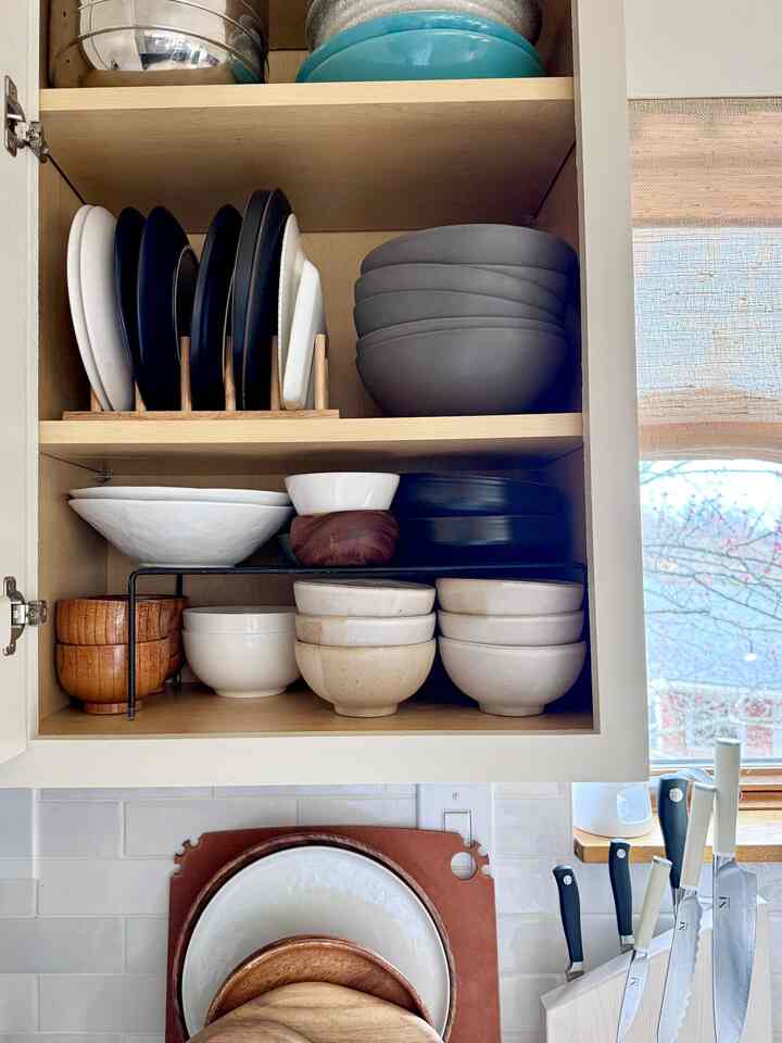 Looking at these well-organized dishes makes me feel so good! Using the dishrack from Ikea saves a lot of space and makes it easy to access the dishes.
#kitchen #cabinet #dish #organize #clean #modern #natural