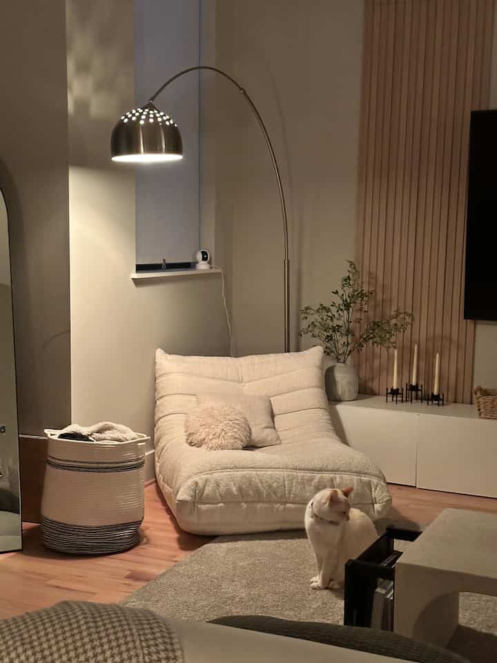 Pojok baca larut malam yang diterangi lampu 💫 #livingroomdecor #oak #woodinterior #wood #japandi #mcm #cat #candles #cozy #ambiance