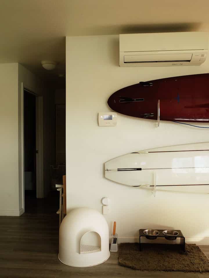 Acrylic everything! ✨ These acrylic surfboard wall mount holders are super strong—even for my heavy longboards. 🏄‍♀️👌 And these pet items? Sleek design meets functionality—love it! 🐱🐶 Who else loves a mix of style and practicality? #AcrylicLover #SurfboardStorage #MinimalDesign #SleekAndStrong #PetEssentials #HomeAesthetic #SurfVibes #ModernLiving #FunctionalDesign #InteriorGoals