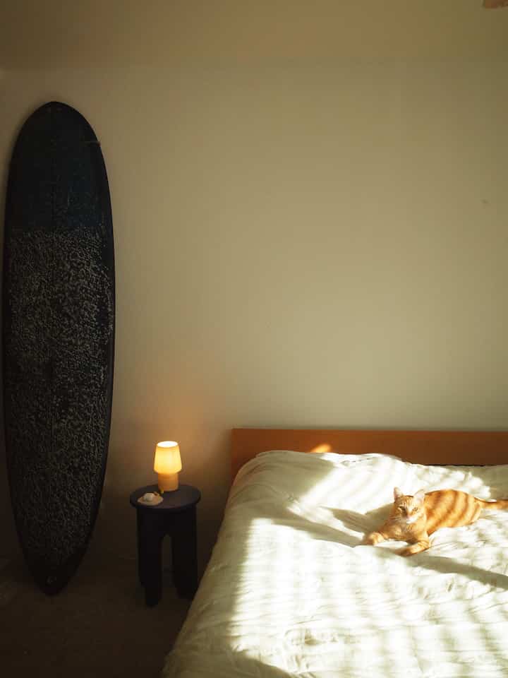 Another surfboard art moment 🏄‍♀️✨ Cozy vibes all around with soft lighting and the dreamiest duvet. Nothing beats waking up to a space that feels like home. 🌊😌 #SurfboardWallArt #CozyBedroom #BeachHouseVibes #MinimalAesthetic #SoftAndSerene #OceanInspired #HomeDecorGoals #RelaxingSpace #CoastalLiving #DreamyVibes