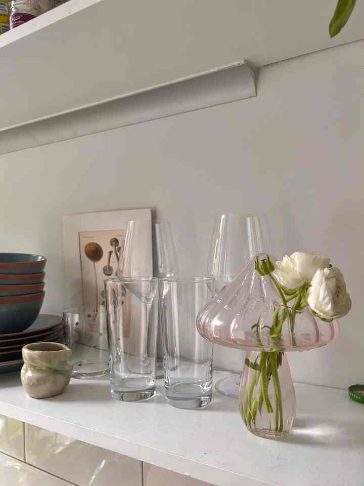 Flowers breathe so much life into spaces

#springinterior #kitchentile #glassware #apartment #nyc #modernbiophilic #plants #indoorplants #spring #vase #flowers #mushroomvase