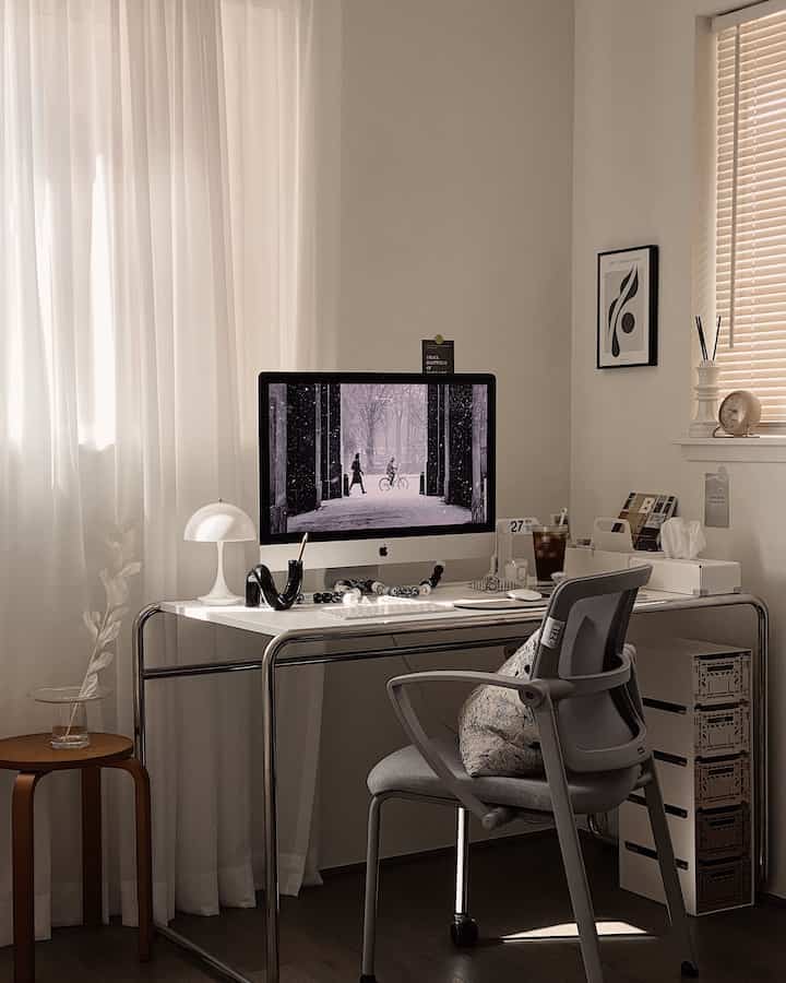 The sunlight gently settles in my desk.


#desk #deskterrier #deskdecoration #deskinterior #desksetup #desklamp #imac #toolbox #deskchair #stool #vase #foldingbox #storagebox #workspace #workplace #workfromhome #homeoffice 