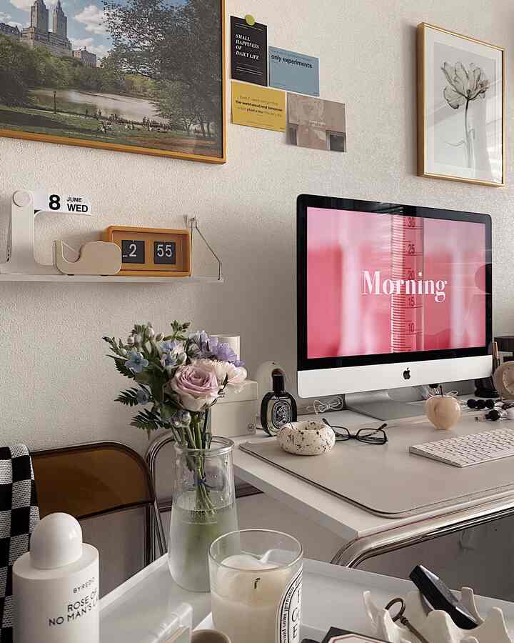 Desk set up.


#desk #deskterrier #deskdecoration #Deskinterior #candle #imac #calender #perfume #shelf #Postcardinterior #posterframe #base #flower #deskclock #deskmat #homeoffice #workspace #workfromhome 