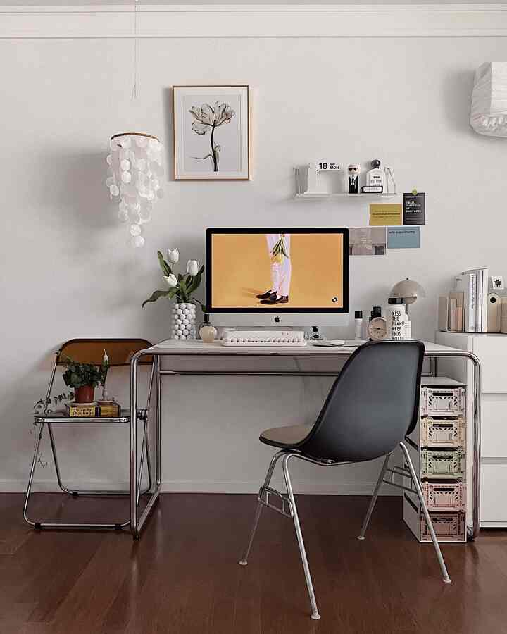 Desk set up.

#desk #deskterrier  #deskdecoration #deskinterior #desksetup #workfromhome #workplace #homeoffice #deskchair #foldingbox #imac #vase #deskdecor #desklamp #lamp #Postcardinterior #posterframe #Postcard 
