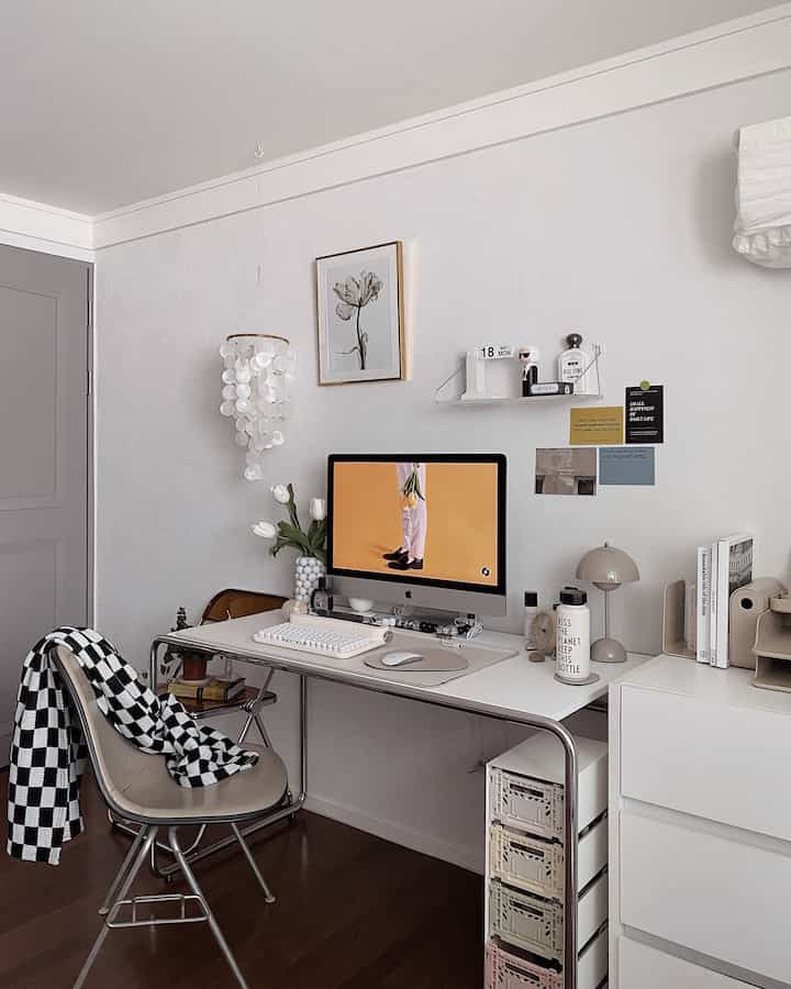 Dekorasi meja.

#meja kerja #deskterrier #deskdecoration #deskinterior #deskdecor #homeoffice #workfromhome #workplace #workspace #foldingbox #tumbler #shelf #homefragrance #blanket #lamp #vase #flower #posterframe #postcard