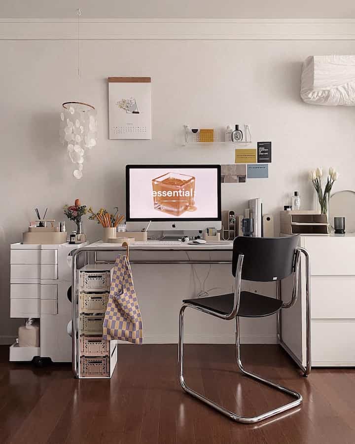 Homeoffice decor.


#desk #deskterrier #deskinterior #deskdecoration #deskdecor #homeoffice #workfromhome #workplace #workspace #trolley #deskchair #imac #deskorganaizer #Postcardinterior #postcard #posterframe 