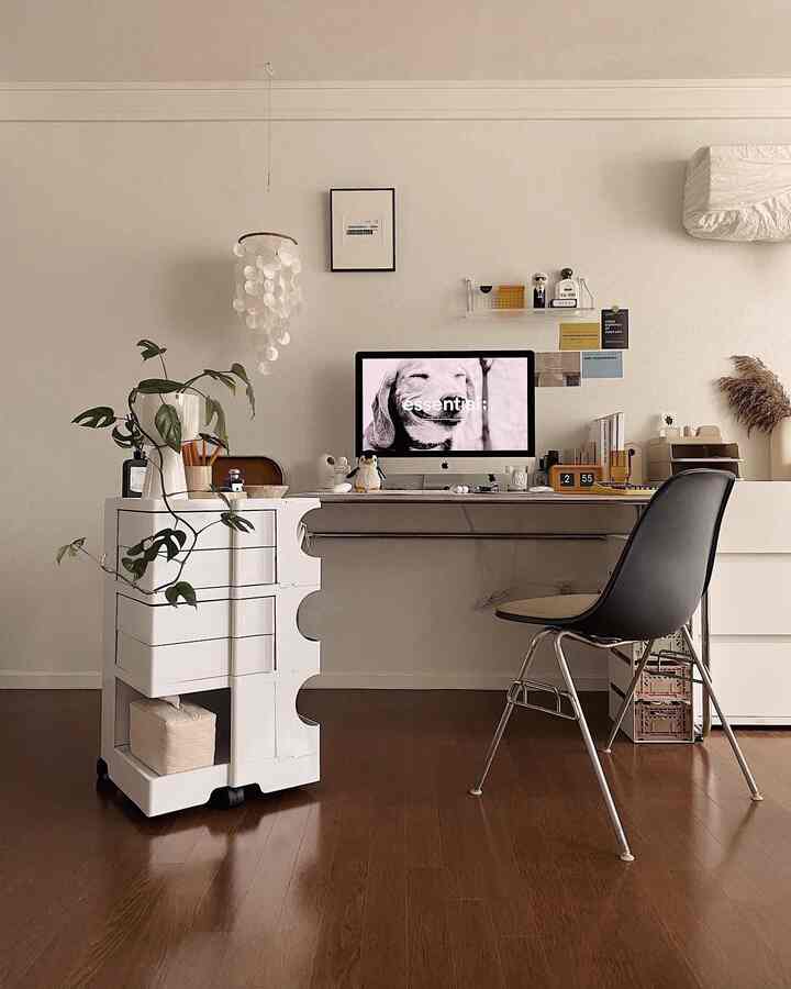 Workplace🤎


#desk #deskterrier  #deskdecoration #deskinterior #deskdecor #homeoffice #workfromhome #workplace #workspace #shelf #deskchair #trolley #plant #vase #shelf #deskorganizer #Postcard #Postcardinterior #posterframe 