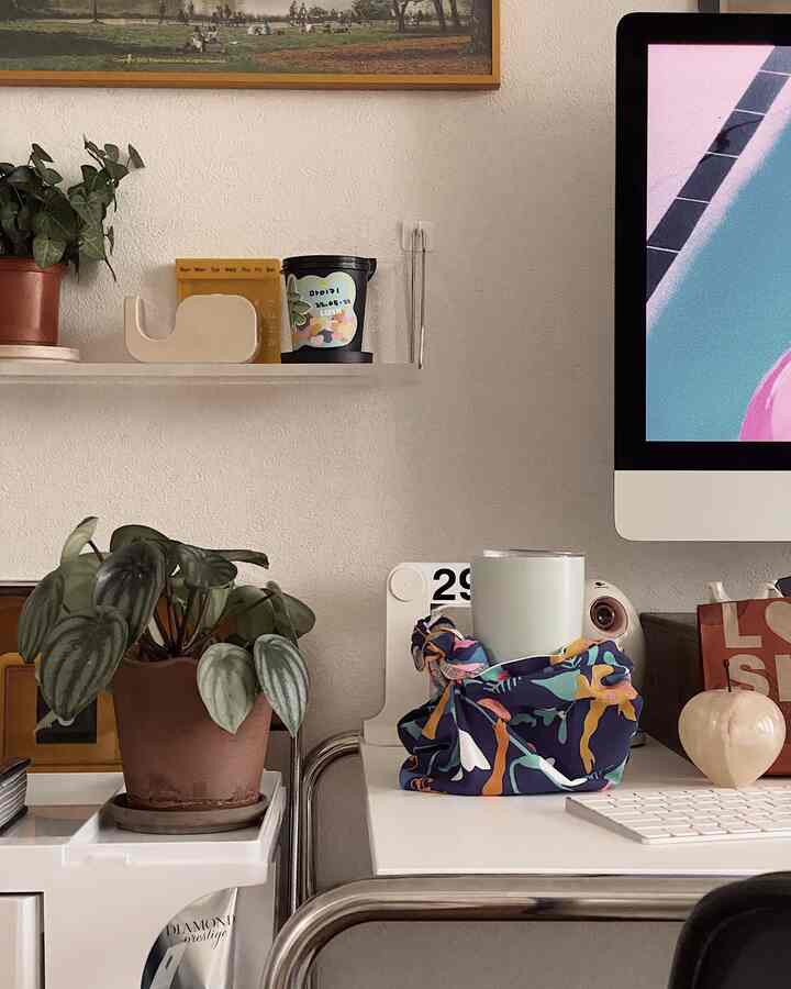 Workspace🌱

#desk #deskterrier #deskdecoration #deskinterior #deskdecor #plant #Planterrier #imac #calender #trolley #shelf #posterframe #homeoffice #workspace #workfromhome #workplace 