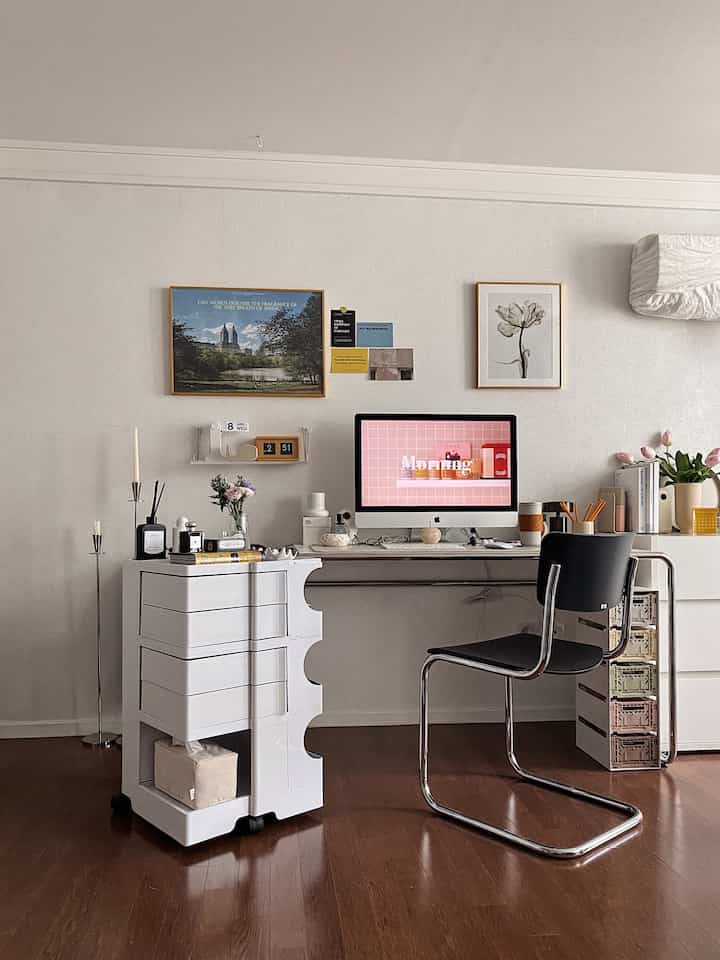 Desk decor 🖤

#desk #deskterrier #deskinterior #desksetup #deskdecor #homeoffice #workfromhome #workplace #workspace #deskchair #flower #vase #trolley #foldingbox #posterframe #postcard #Postcardinterior 
