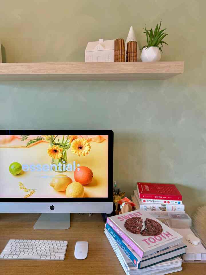 I believe copper canele molds are a fantastic addition to a food photographer’s desk, serving as a decorative piece. Their aesthetic appeal makes them visually appealing additions to any kitchen or workspace!
#copper #workspace #modern #desk #homeoffice