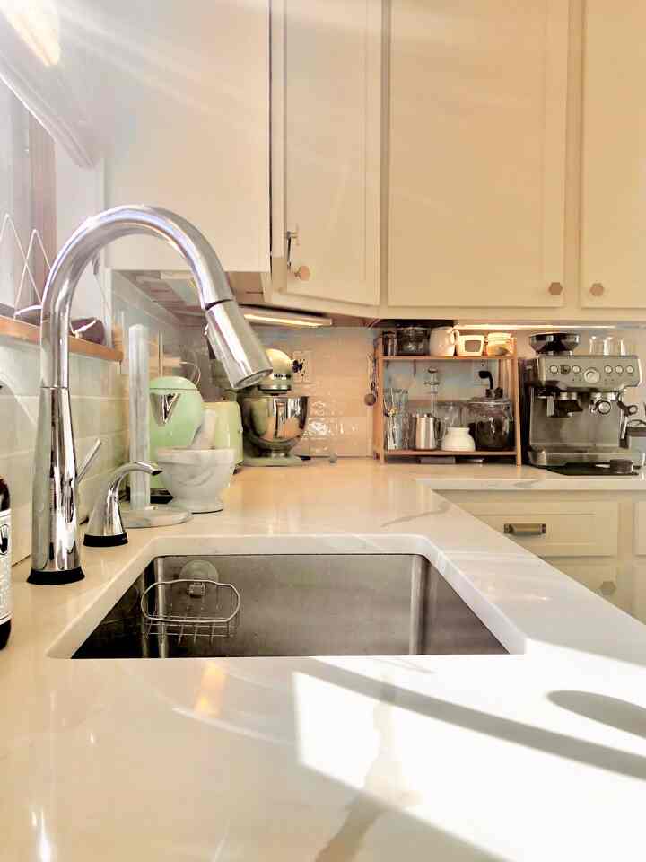 When we moved in, my kitchen had undergone a self-remodel. I painted the cabinets, installed the backsplash, and then ordered the new quartz countertop. As a result, I now relish my kitchen every day!💕 
#kitchen #remodeling #diy #cabinet #backsplash #countertop #warm #natural #modern