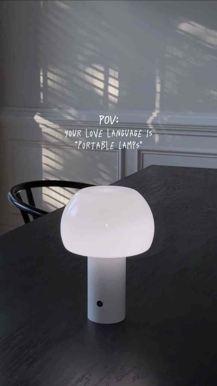 The newest addition to my lamp collection🤍✨
#lamp #portablelamp #mcm #ambientlighting #cozycorners #minimalinterior #mushroomlighting 