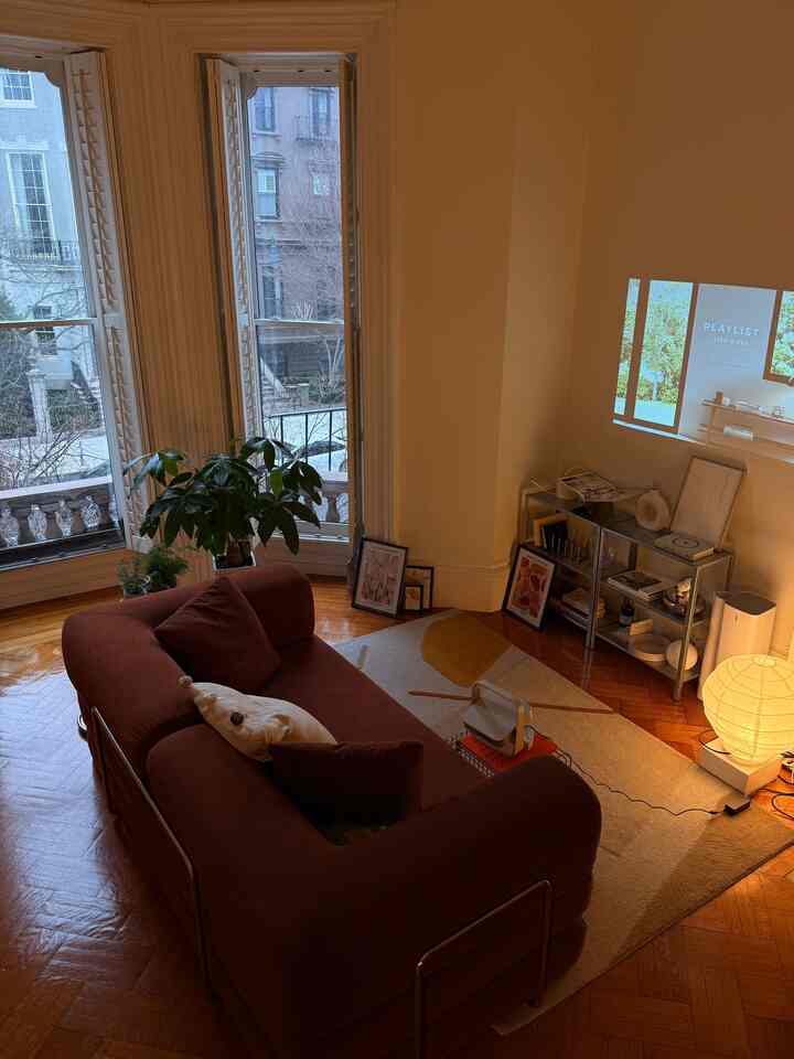 Enjoying the longer daylight 🌞 #daylight #studio #ambientlighting #paperlamp #corduroysofa #livingroom #cozy #afternoon #projector 
