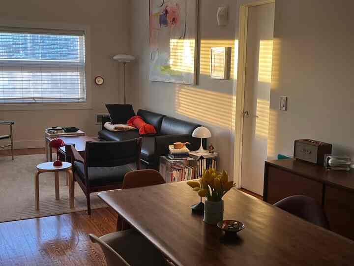 Sunday: the day I plan a lot but don’t do anything.
#livingroominterior #livingroom #diningtable #diningtableinterior #cozy #sunlight #calm #mcm #homey #homedecor 