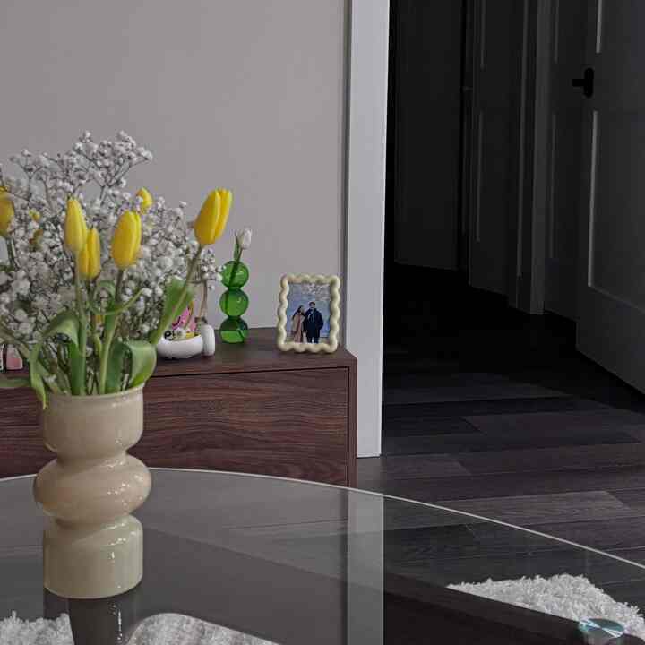 Small things that make me happy 🌷

#vase #flowerinterior #flowerarrangement #livingroominterior #livingroom #coffeetable #homedecor #midcenturymodern #spring #homedecor #sozyhome