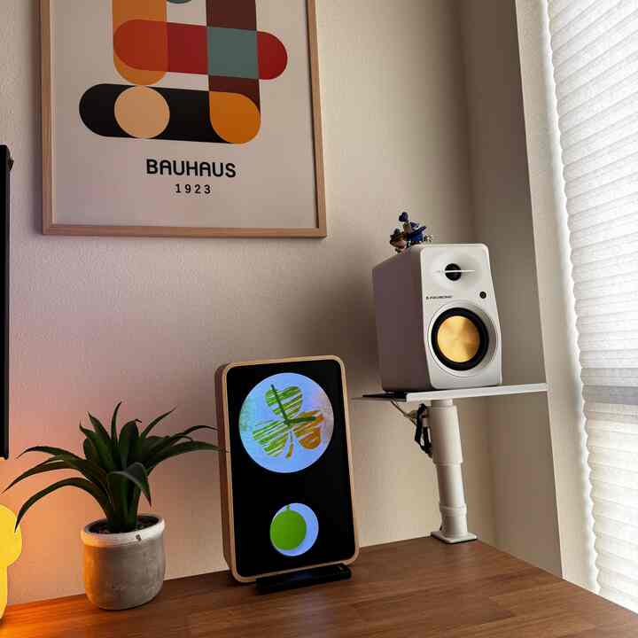 Love the right side of the desk setup!  The Klydoclock makes such a fun impression! 
#officetelinterior #officespace 