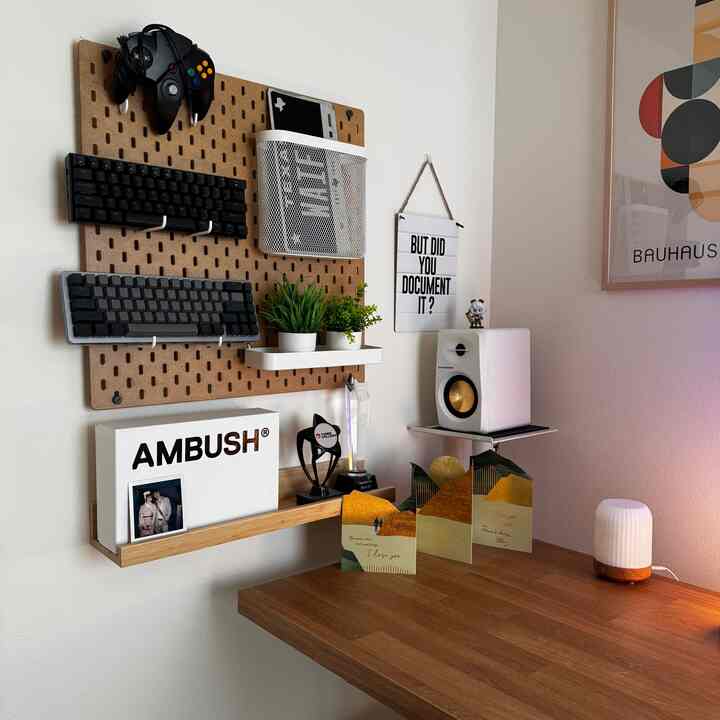 The IKEA Karlby countertop and Skadis pegboard make an office setup easy to manage!
#ikeaoffice #officespace #workspaces