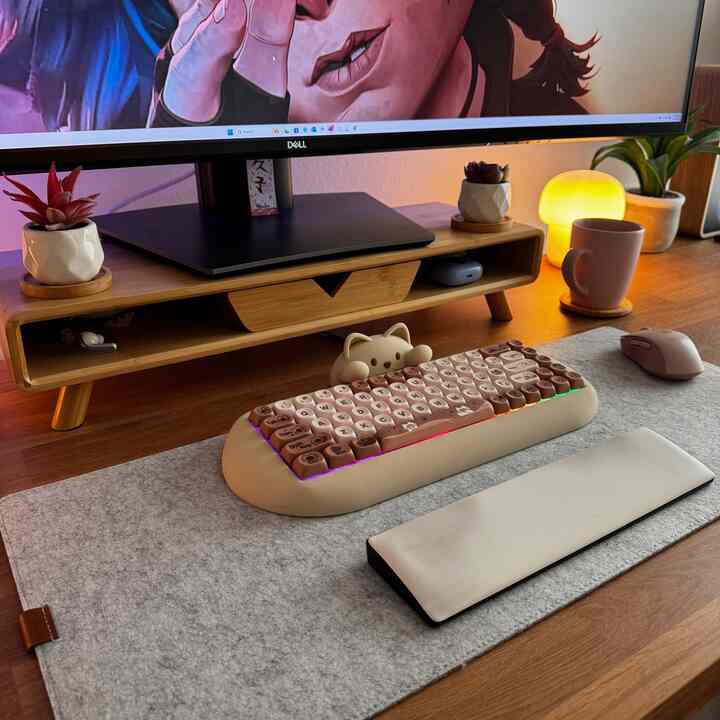 Having a good keyboard setup that is ergonomic helps you maintain positive posture while preventing carpal tunnel!
#workspaces #officespace